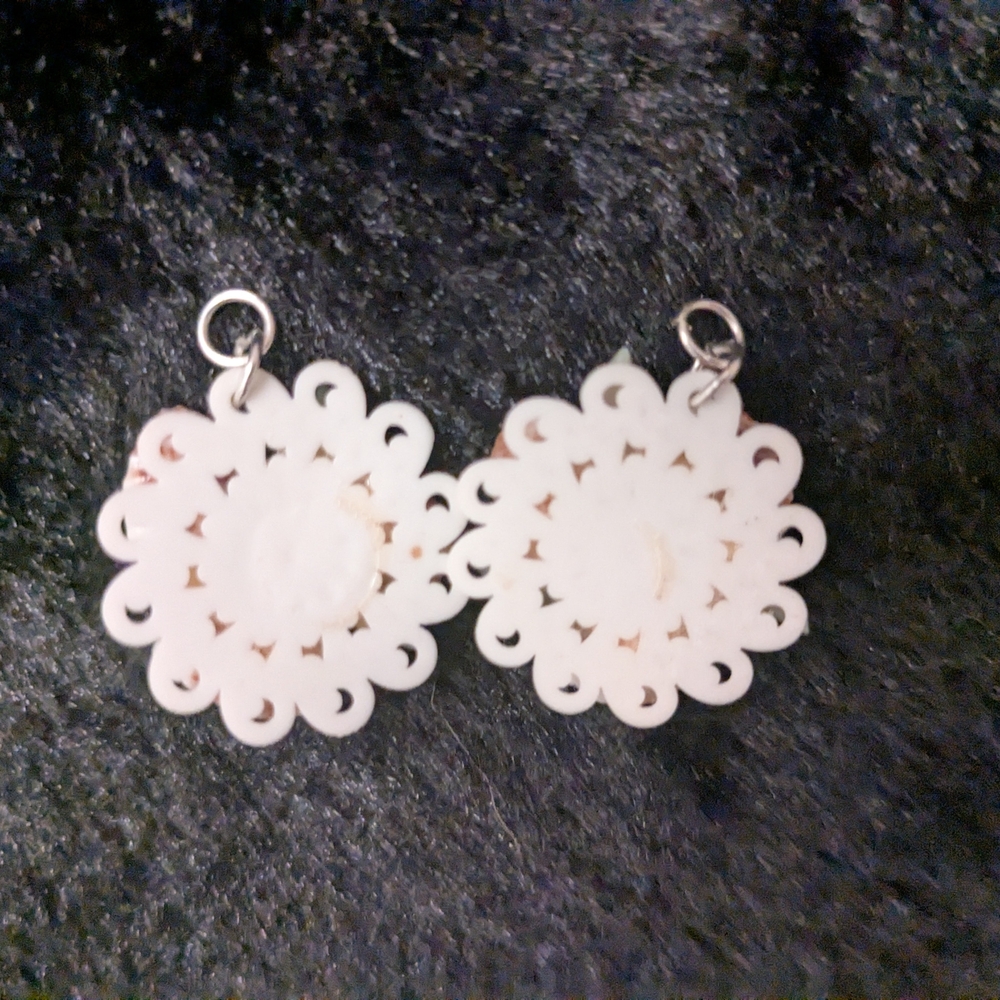 Elegant Shell Necklace with Pink and Gold Accents - Picture 3 of 4